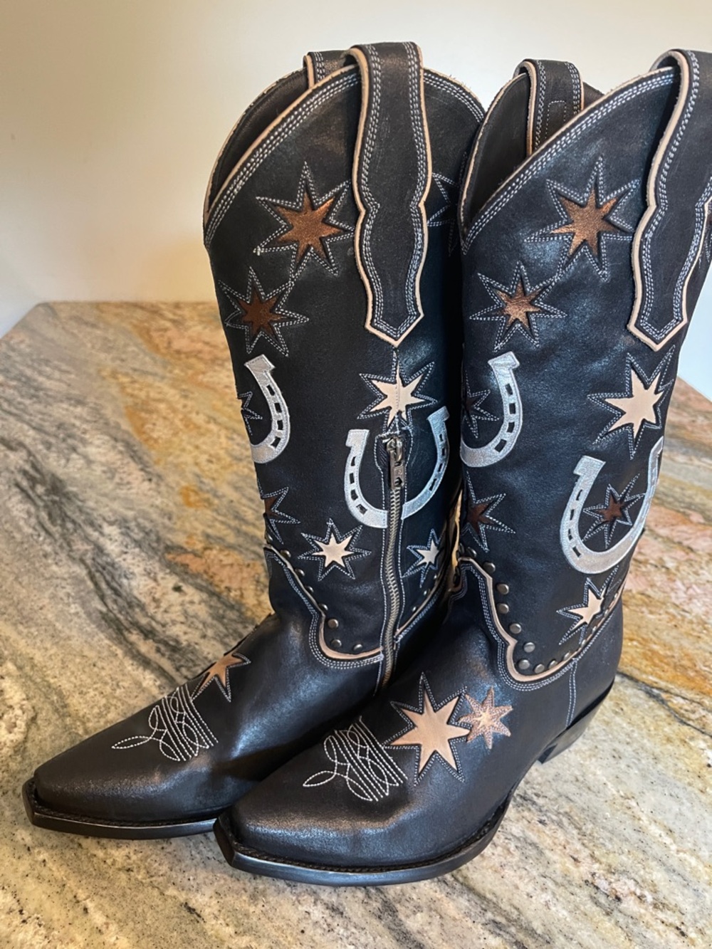 Old Gringo Lucky Star 14” Boots
Silver Horseshoe Bronze Star
Size 7.5 NWB - Picture 2 of 8
